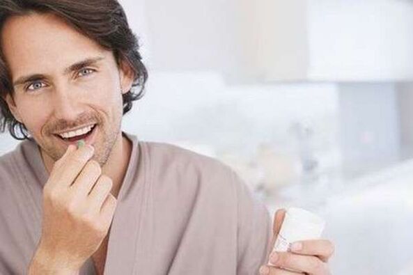 Một người đàn ông dùng thuốc để tăng thành viên