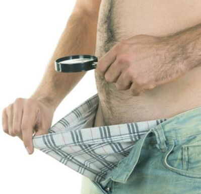 một người đàn ông kiểm tra dương vật của mình và muốn phóng to nó