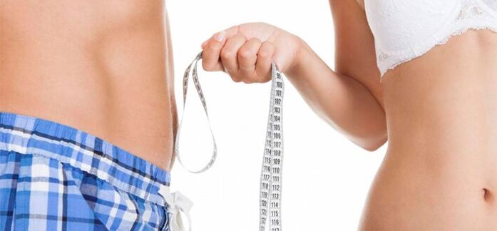 người phụ nữ đo dương vật của người đàn ông trước khi mở rộng