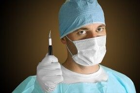 Bác sĩ phẫu thuật thực hiện phẫu thuật làm to dương vật vì lý do y tế